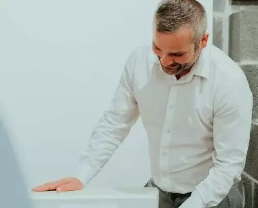 A Unilin Insulation employee presenting his work